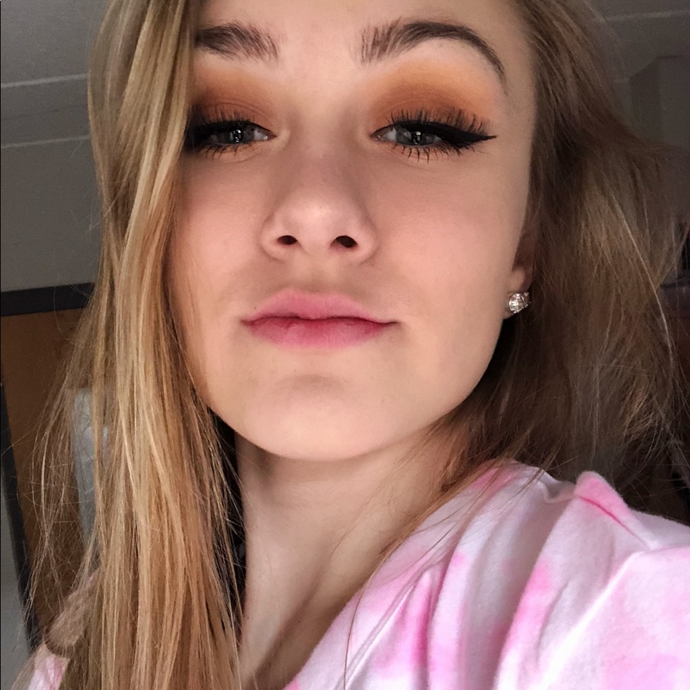 Meet your Posher, Lauren